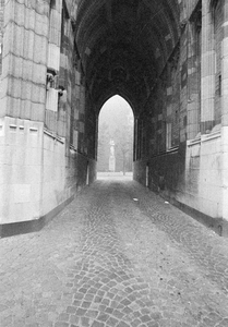 849244 Gezicht in de onderdoorgang van de Domtoren te Utrecht.